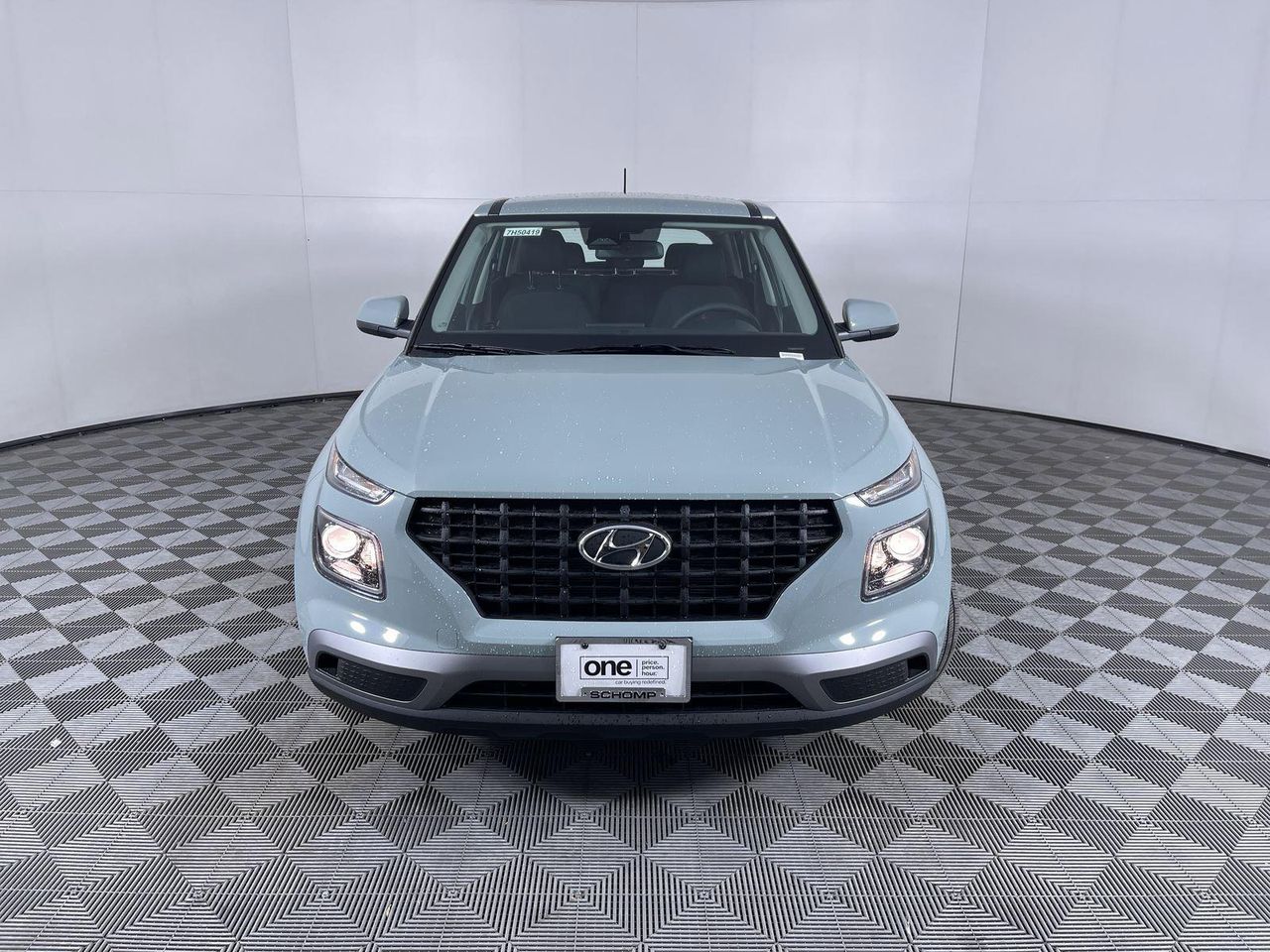 2025 Hyundai Venue SE photo 2