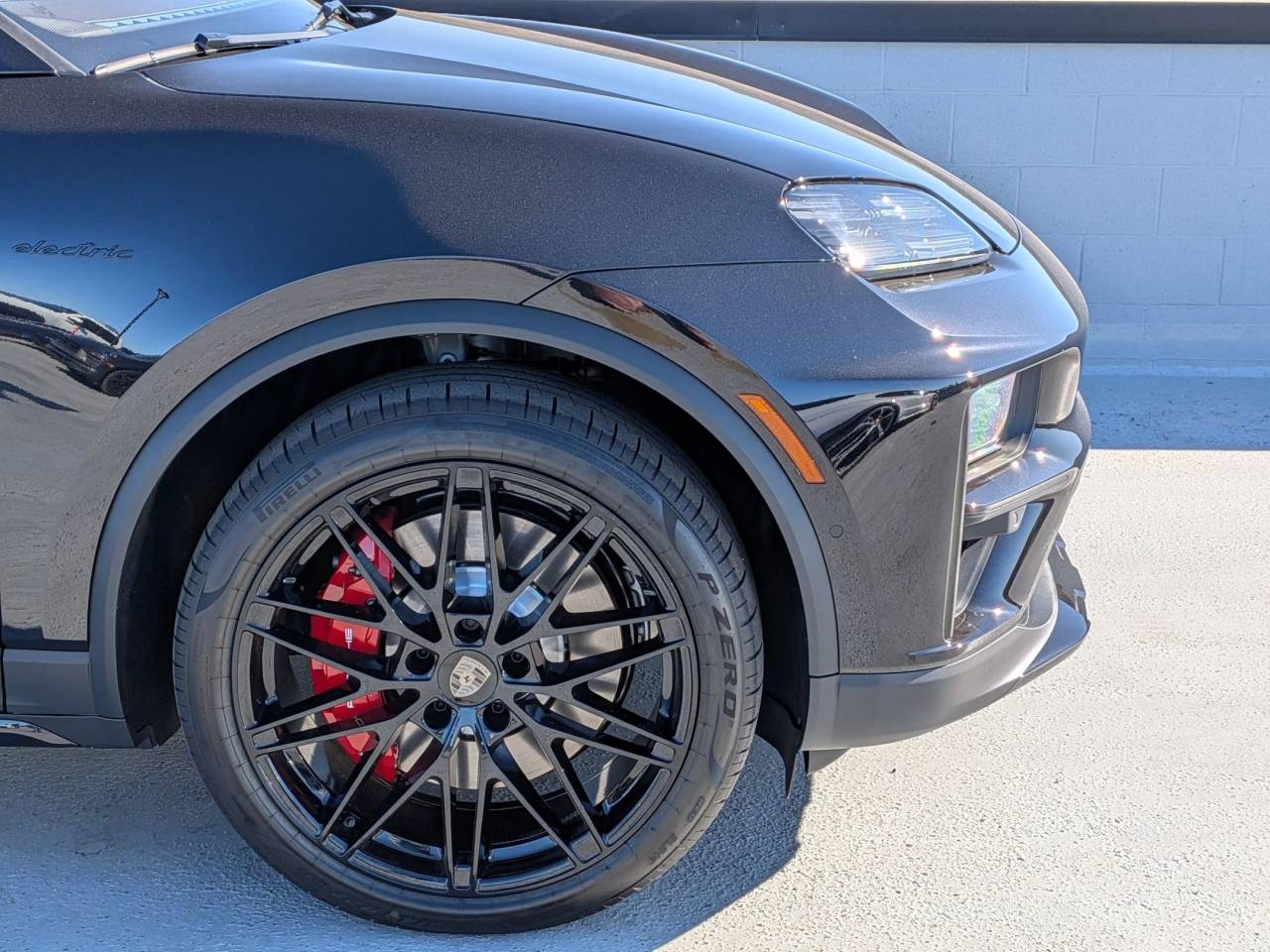 2025 Porsche Macan Electric Turbo photo 11