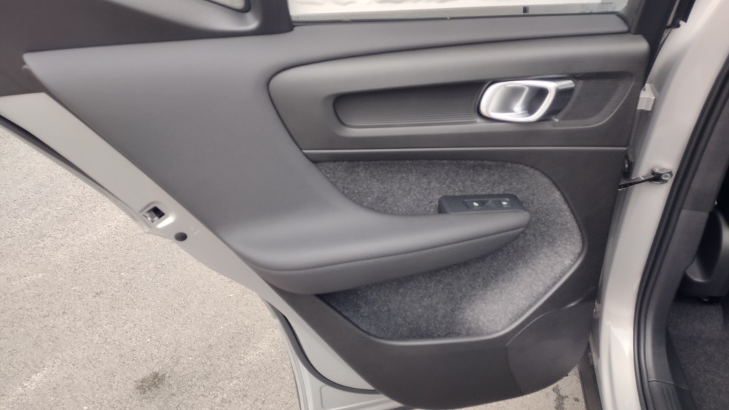 2025 VOLVO XC40 - Image 16