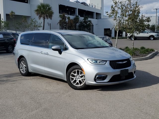 2023 Chrysler Pacifica Touring L's photo