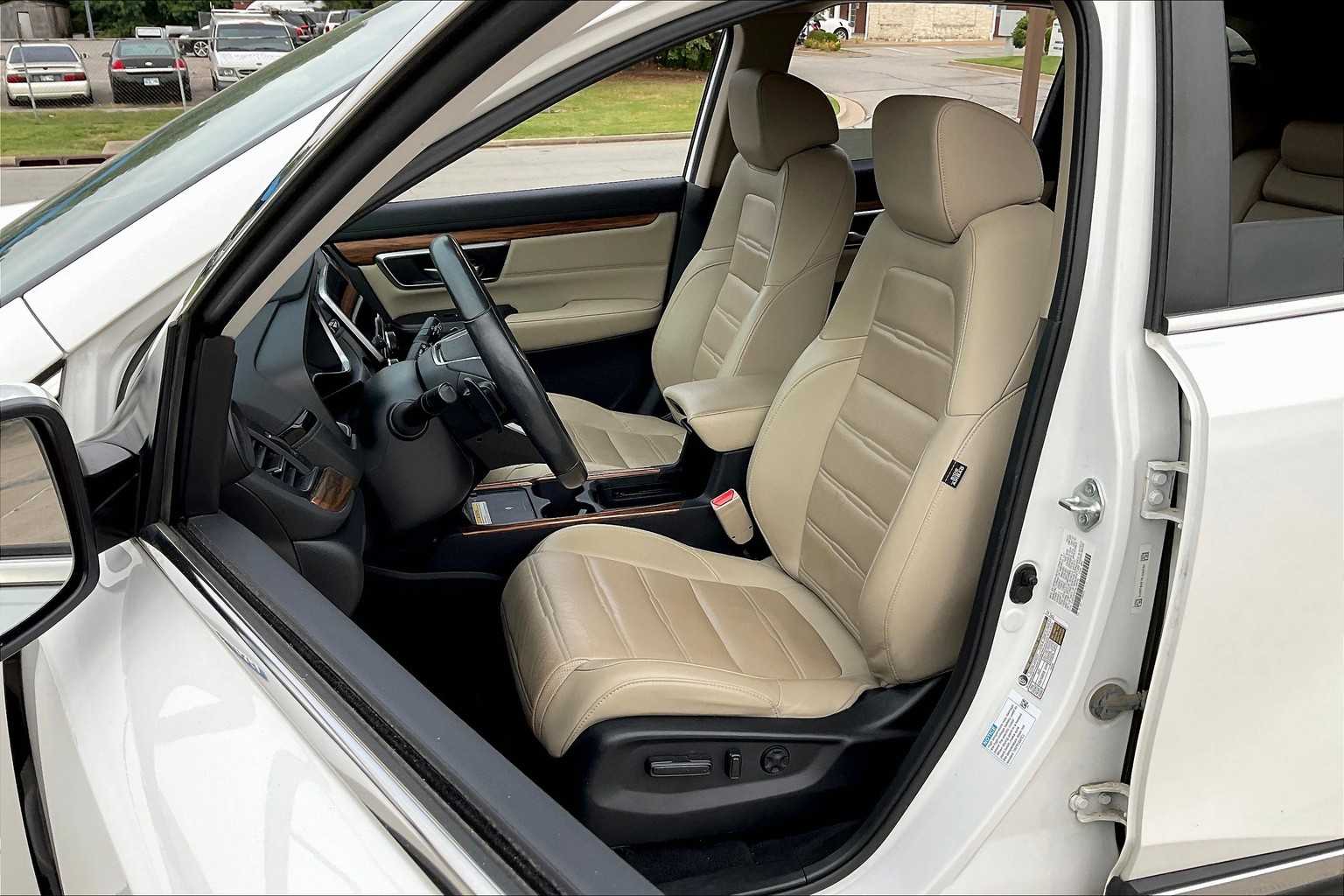 2022 Honda CR-V Hybrid Touring photo 7