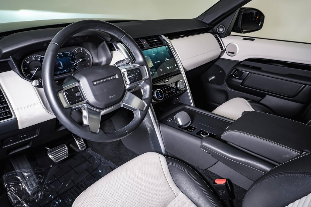 2023 Land Rover Discovery S R-Dynamic photo 17