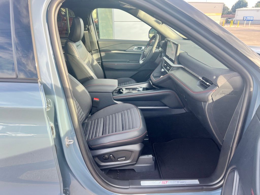 2025 Ford Explorer ST-Line photo 32