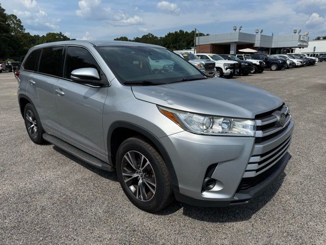 2018 Toyota Highlander LE photo 5