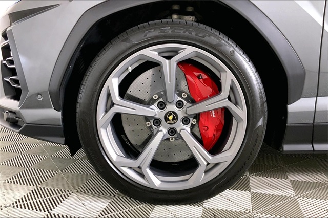 2019 Lamborghini Urus Base photo 25