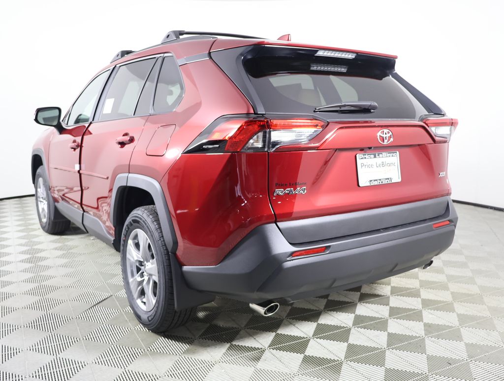 2025 Toyota RAV4 XLE photo 4