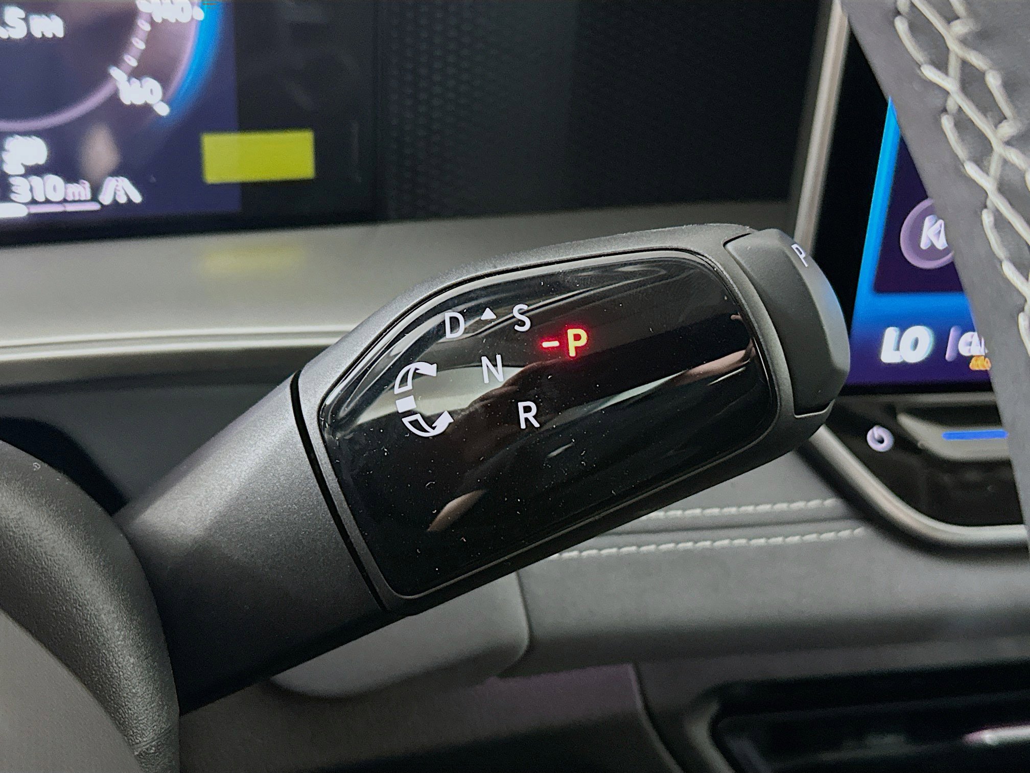 2025 Volkswagen Tiguan SE photo 14