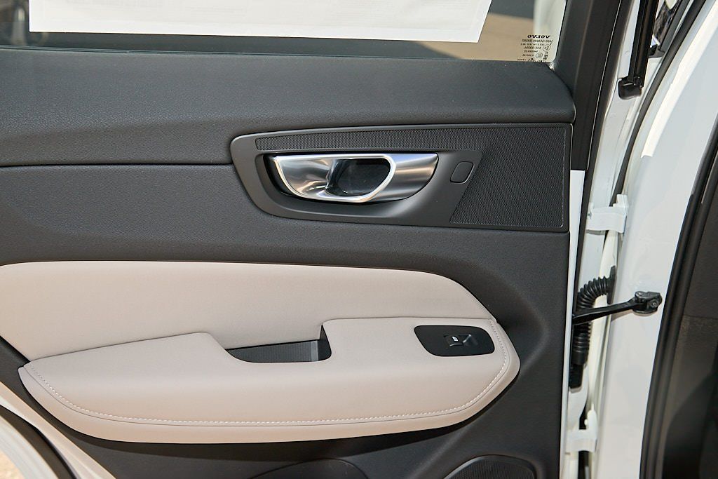 2026 VOLVO XC60 - Image 17