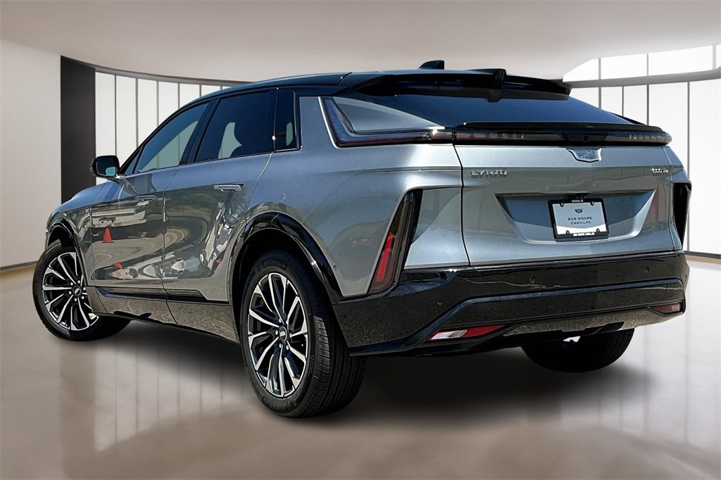 2025 Cadillac Lyriq Sport photo 2