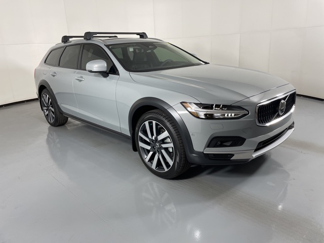 2025 Volvo V90 Cross Country B6 photo 2