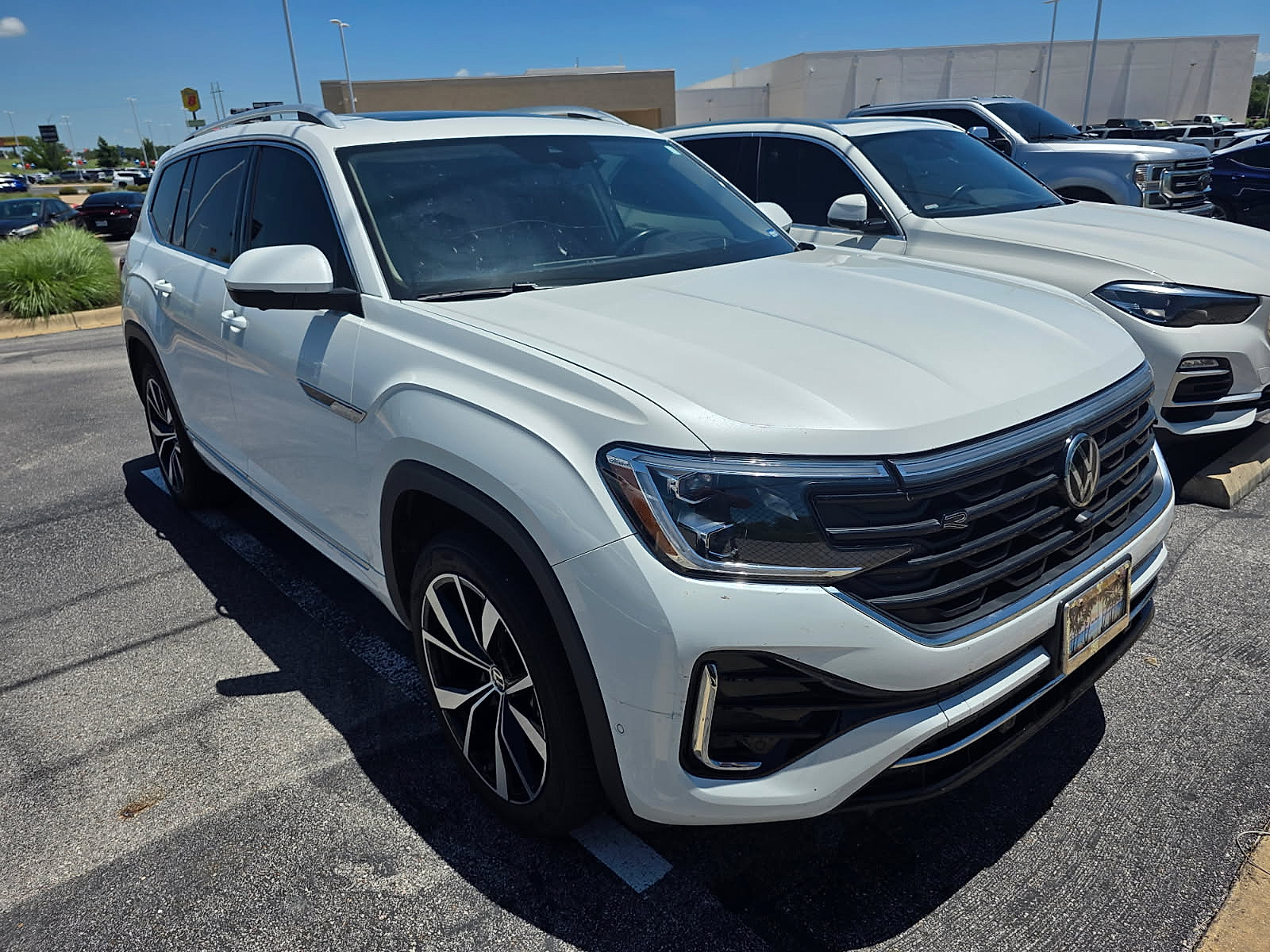 2024 Volkswagen Atlas SEL Premium R-Line photo 2