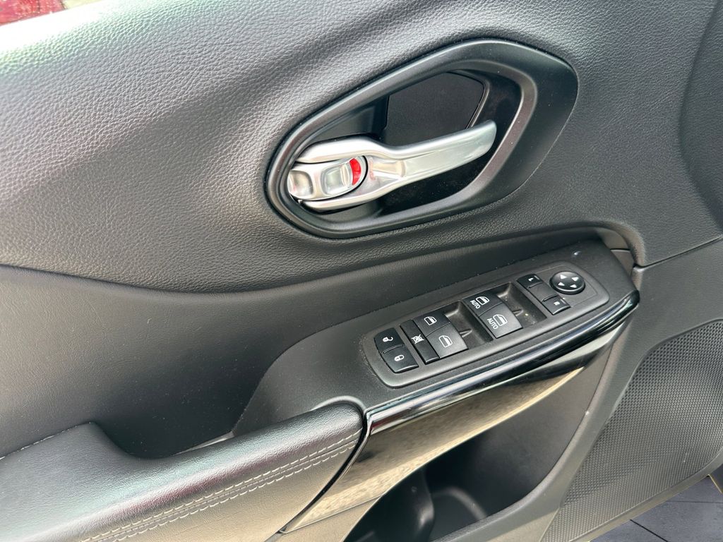 2023 Jeep Cherokee Altitude Lux photo 11