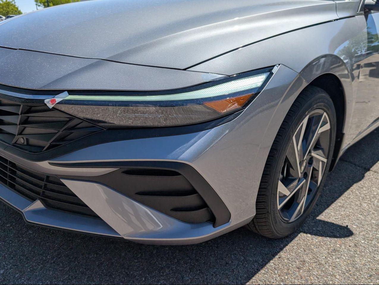 2025 Hyundai Elantra SEL Sport photo 2