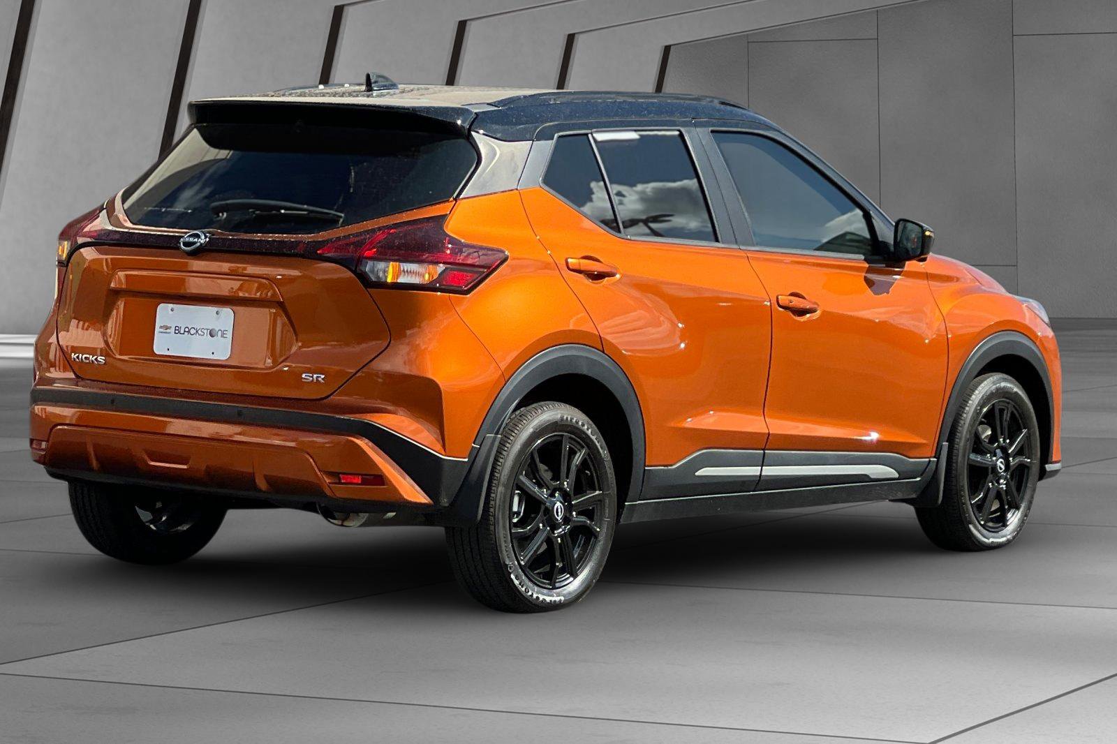 2024 Nissan Kicks SR photo 2