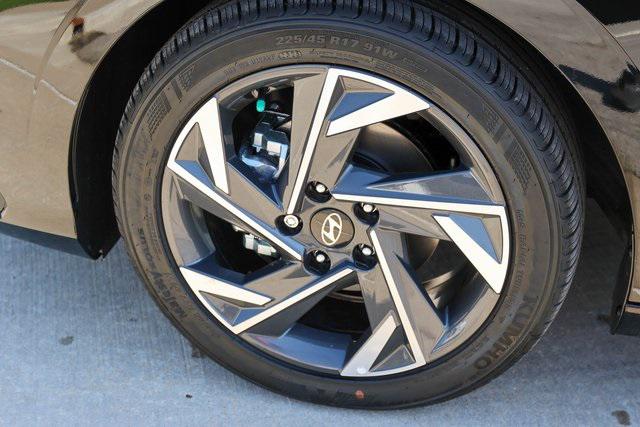 New 2025 Black Hyundai SEL Sport image 5