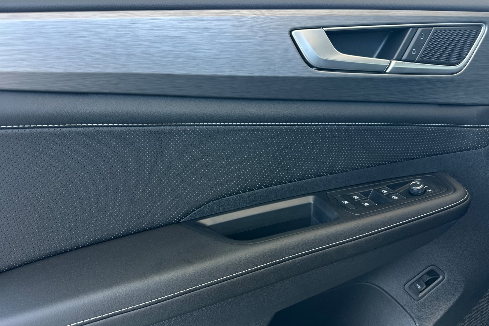 2026 Volkswagen Atlas Cross Sport SE Technology photo 9