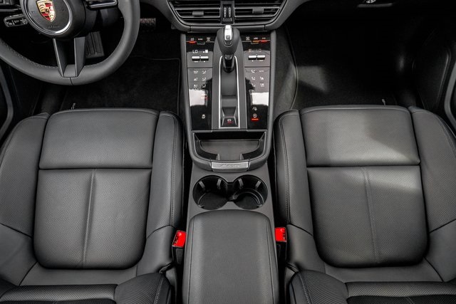 2025 Porsche Macan T photo 18