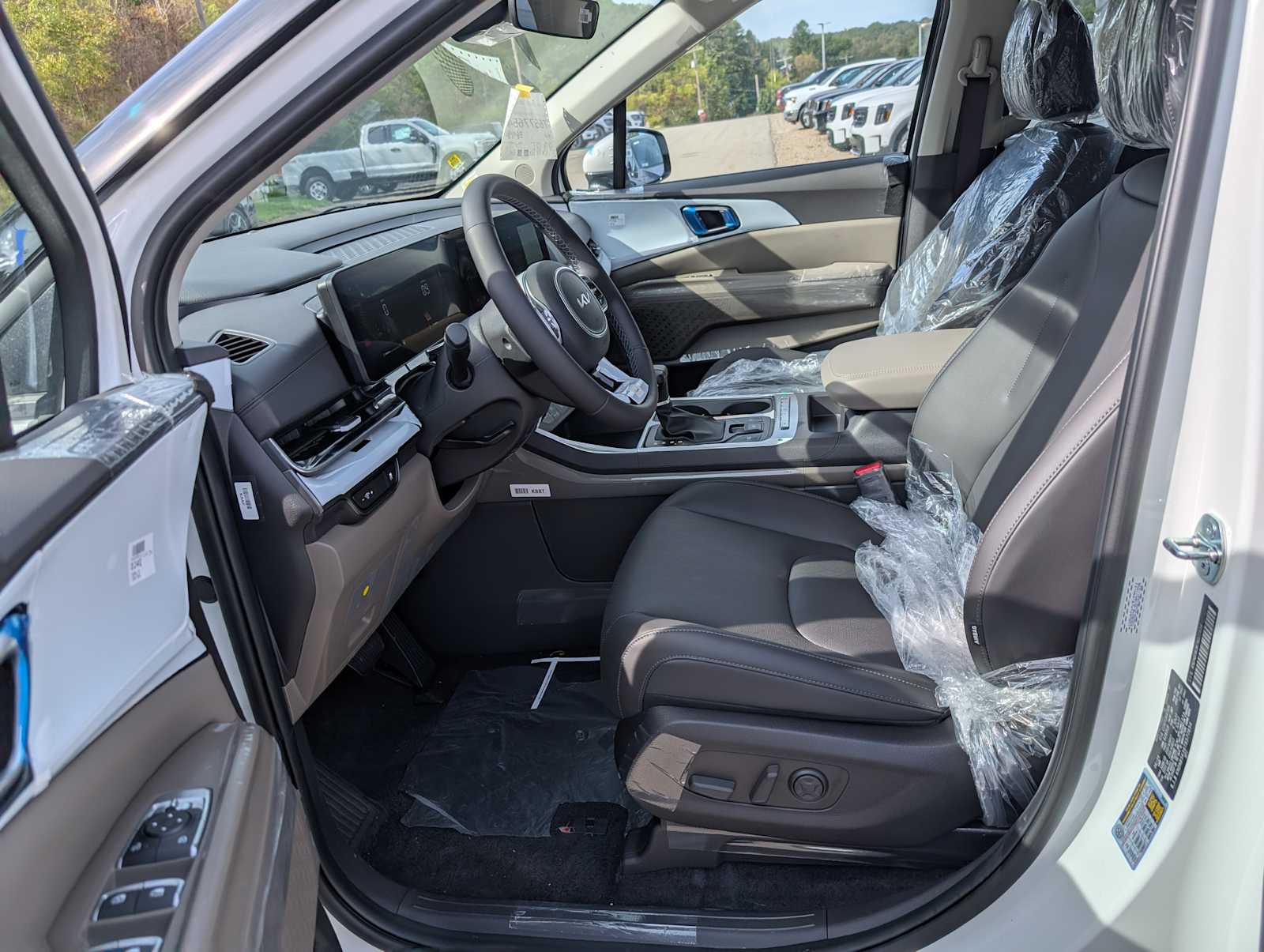 2026 Kia Carnival LXS photo 4
