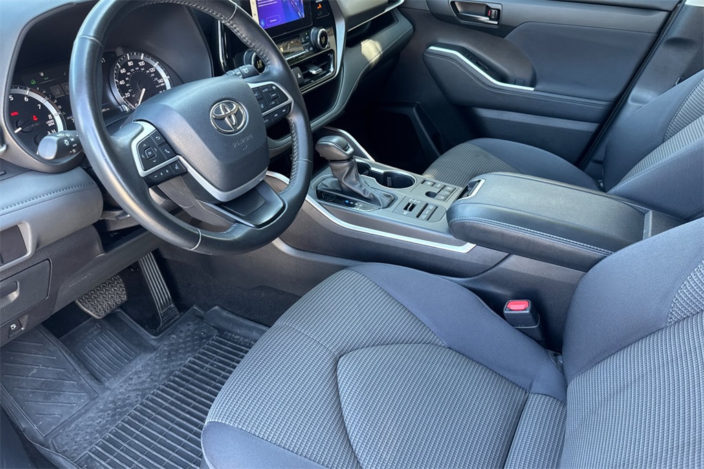 2024 Toyota Highlander LE photo 10