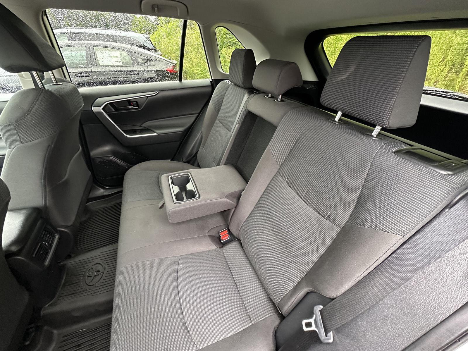 2022 Toyota RAV4 LE photo 11