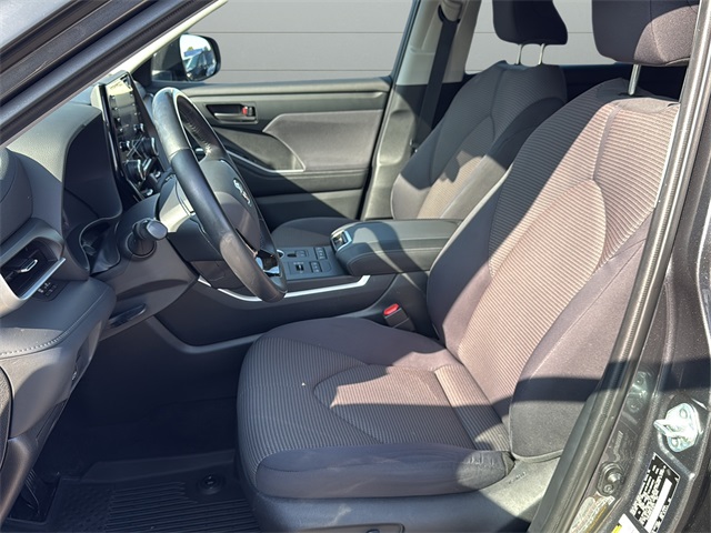 2020 Toyota Highlander LE photo 10