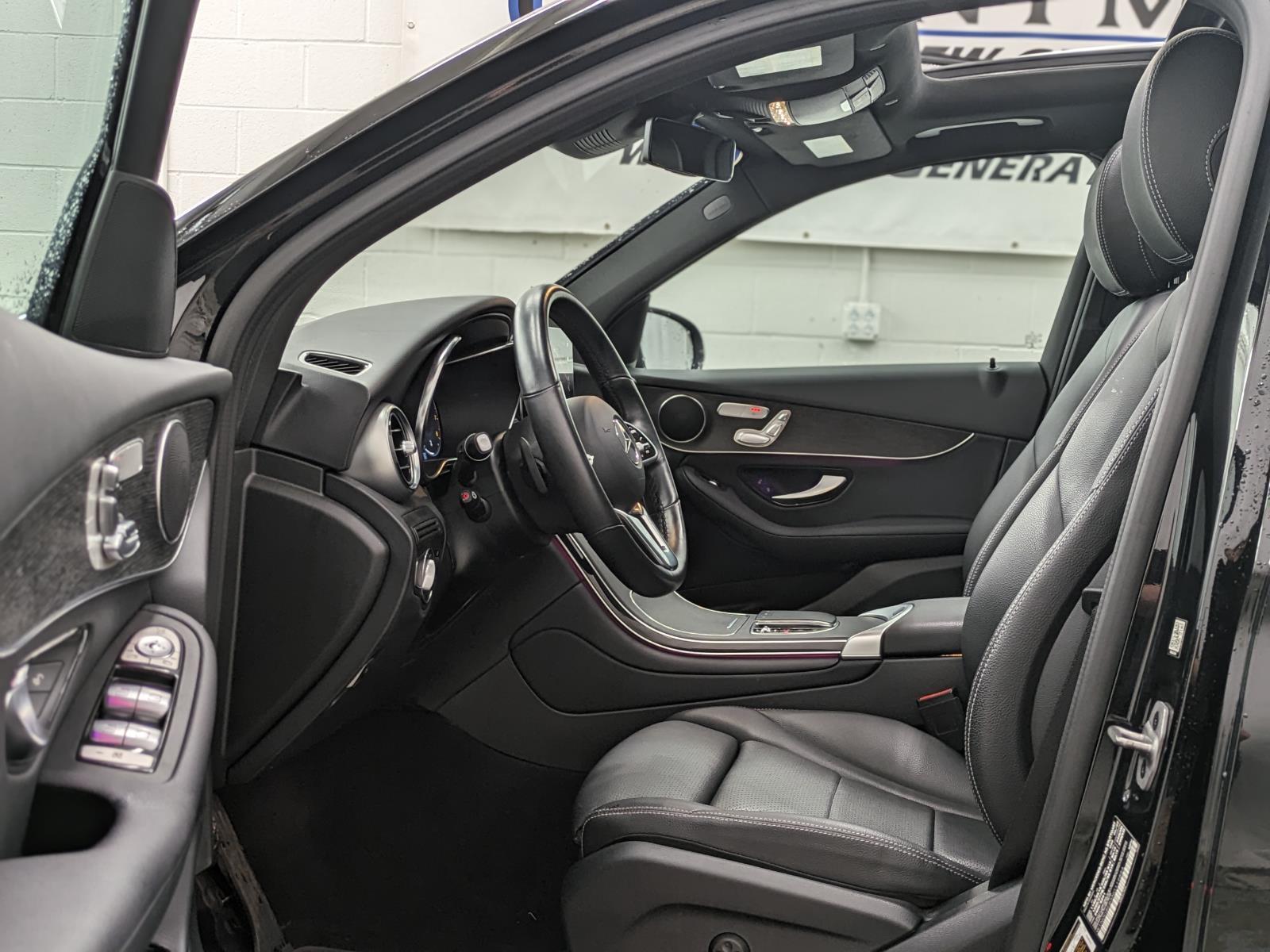 2022 Mercedes Benz GLC 300 4MATIC photo 2