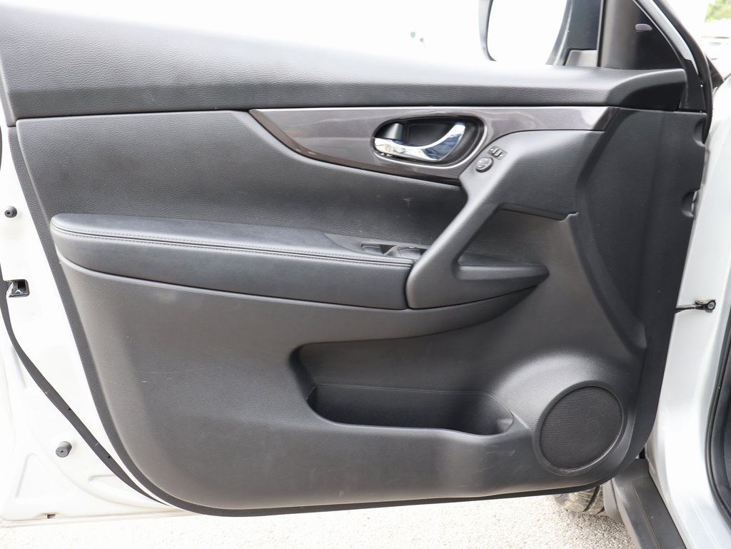 2019 Nissan Rogue SV photo 21