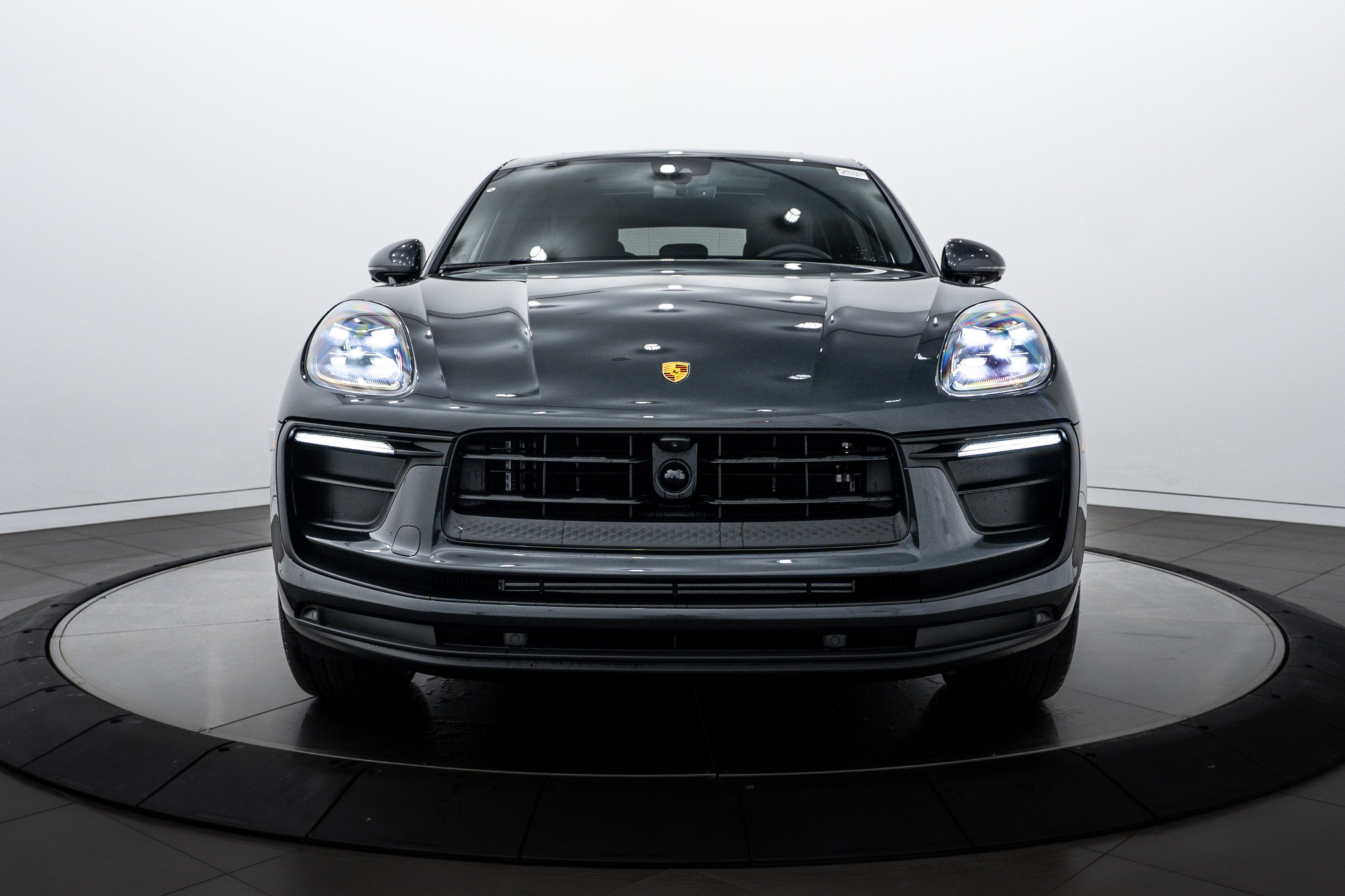 2026 Porsche Macan Base photo 4