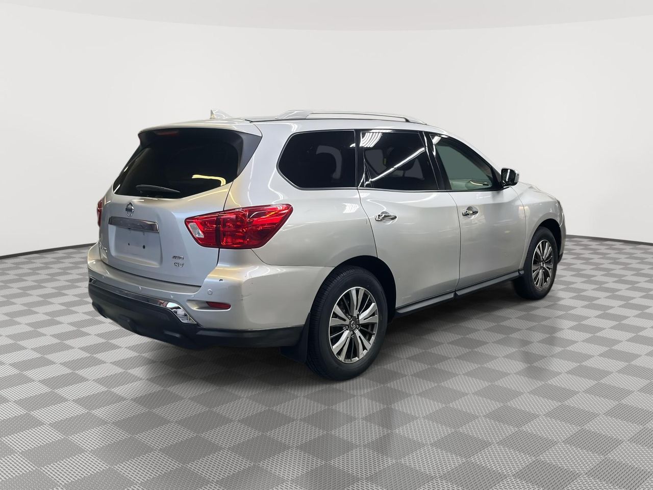 2019 Nissan Pathfinder SV photo 2