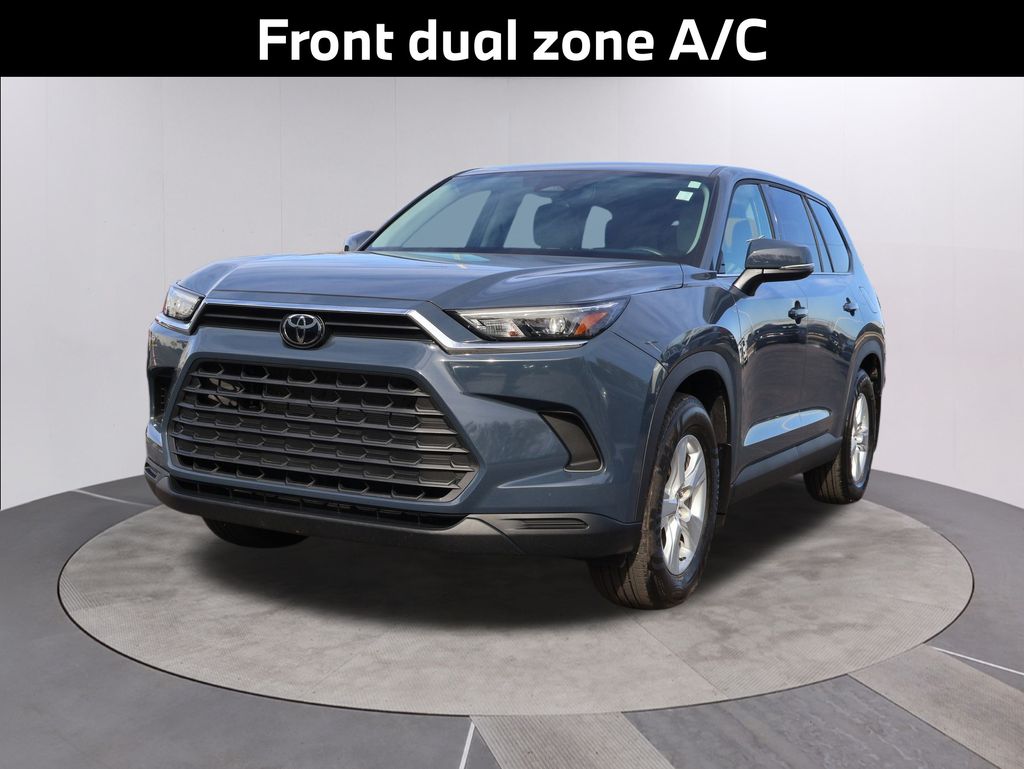 2025 Toyota Highlander Hybrid LE photo 2