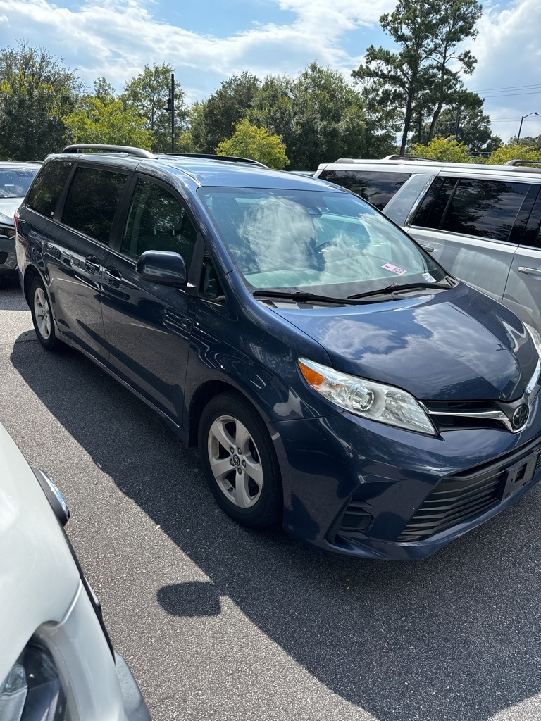 2020 Toyota Sienna LE photo 2