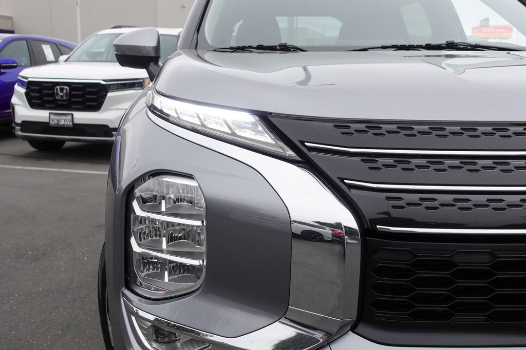 2024 Mitsubishi Outlander SE Black Edition photo 4