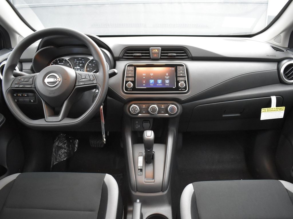 2025 Nissan Versa 1.6 S photo 9