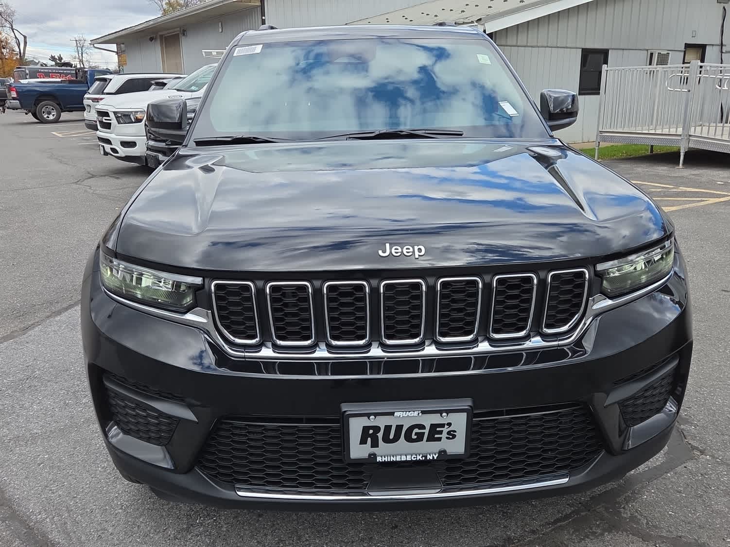 2025 Jeep Grand Cherokee Laredo X photo 2