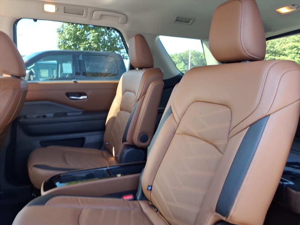 2023 Nissan Pathfinder Platinum photo 12