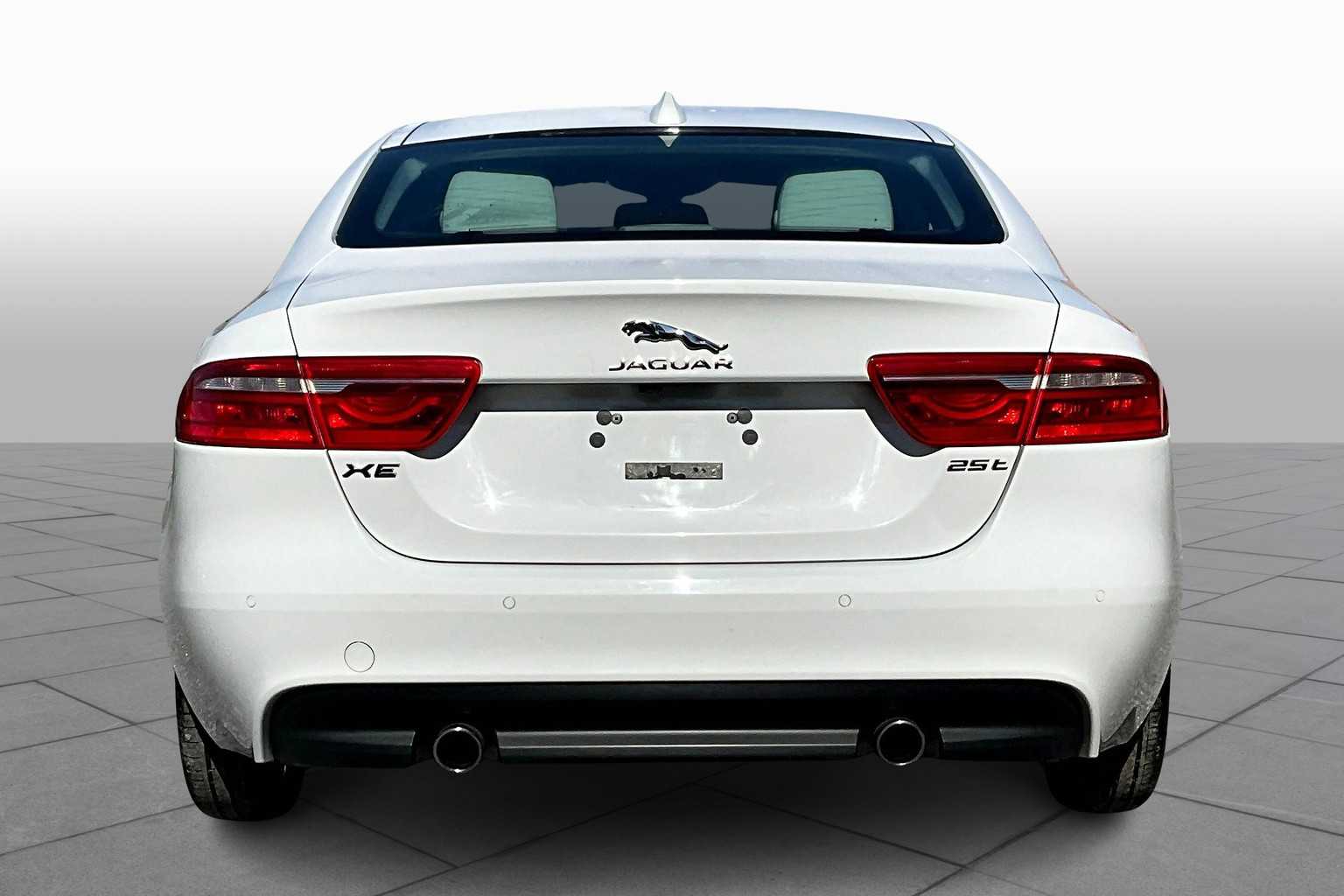 2017 Jaguar XE Premium photo 4