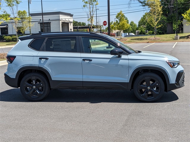 2025 Volkswagen Taos SE photo 3