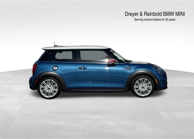 2024 Mini Cooper 2 Door Hardtop Signature photo 2