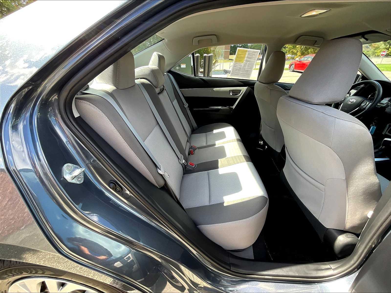 2017 Toyota Corolla LE photo 16