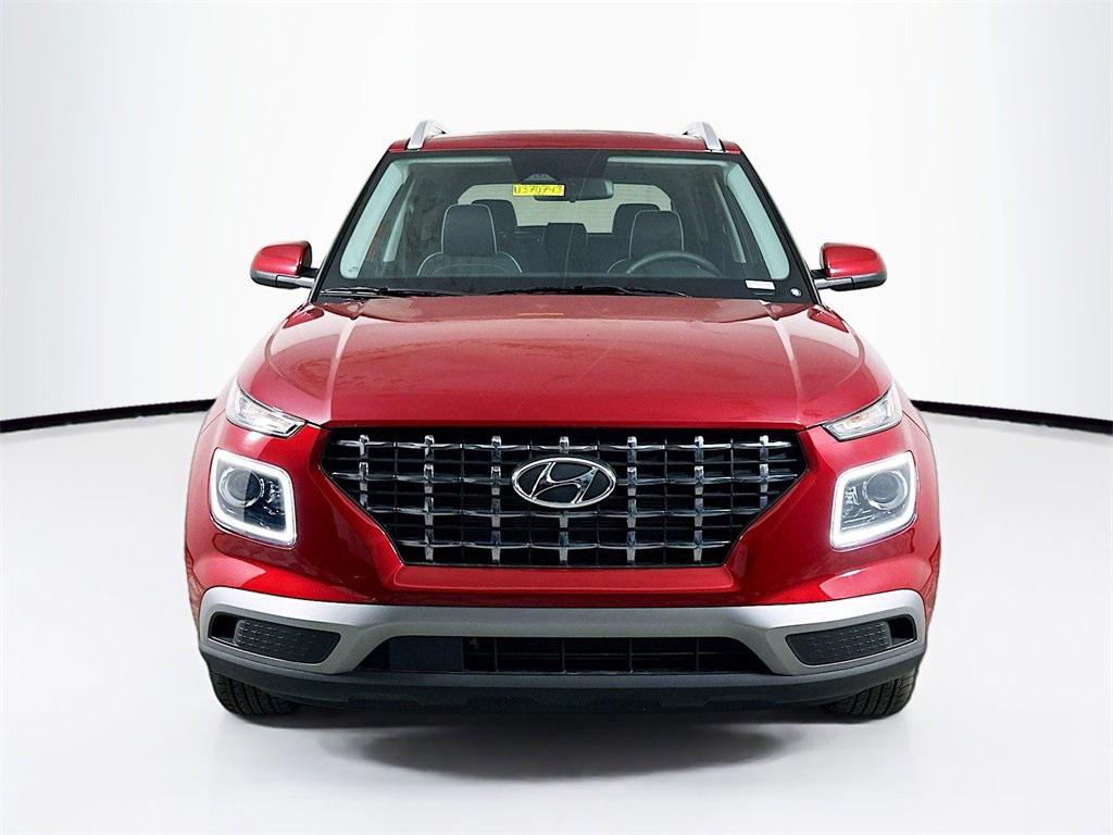 2025 Hyundai Venue Limited photo 2