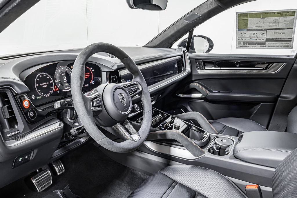 2025 Porsche Cayenne Turbo E-Hybrid photo 3