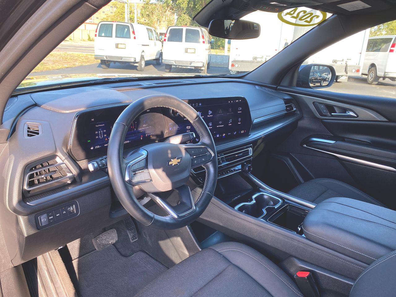 2024 Chevrolet Traverse photo 2