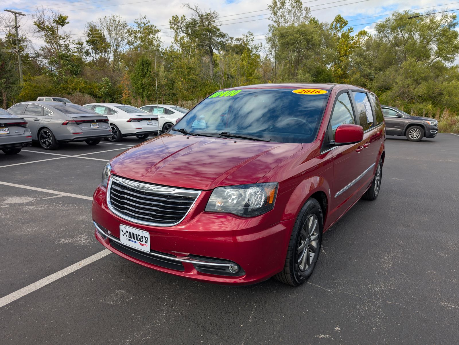 2016 Chrysler Town & Country S photo 2