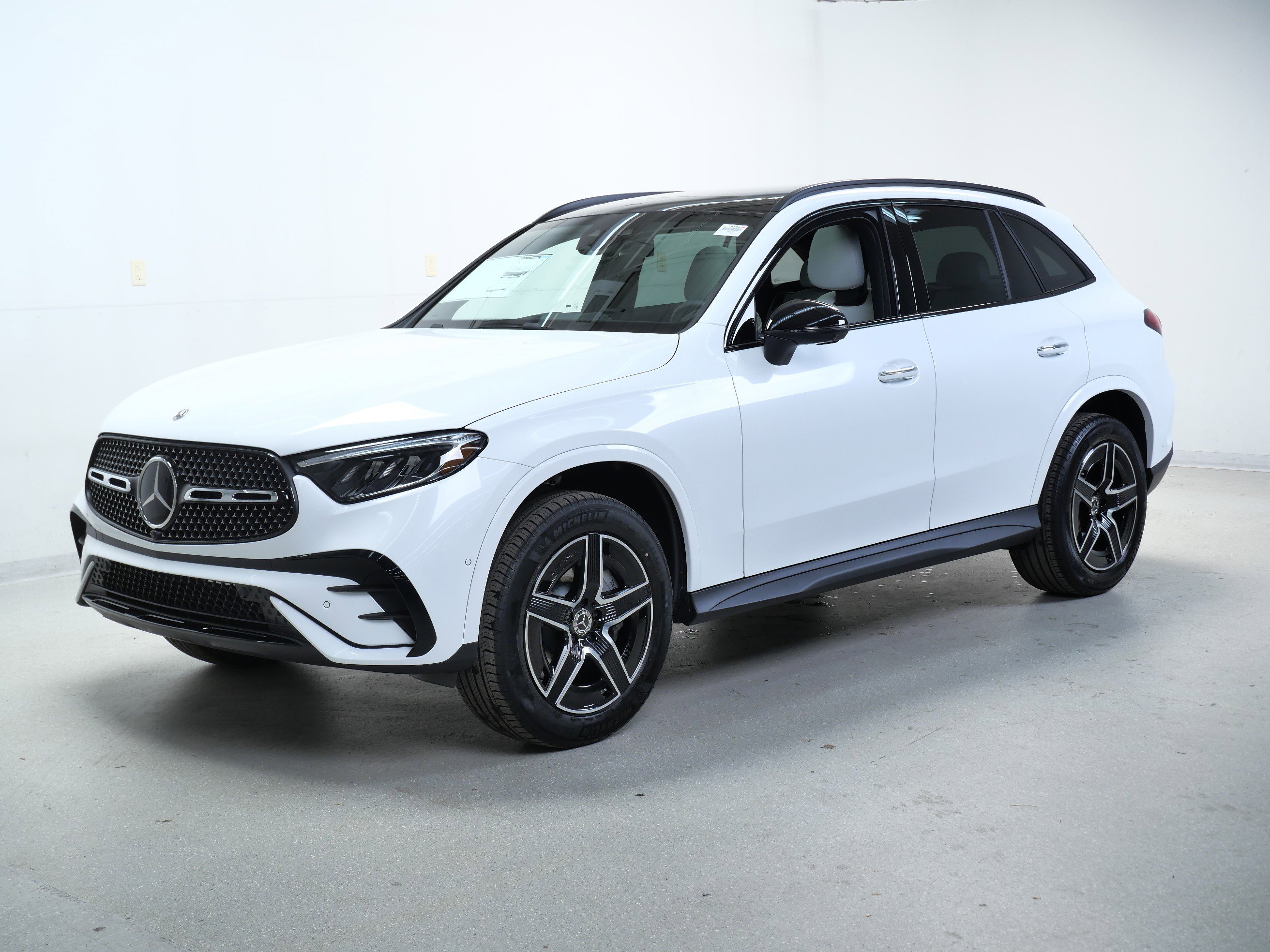 2026 Mercedes Benz GLC 300 4MATIC photo 3