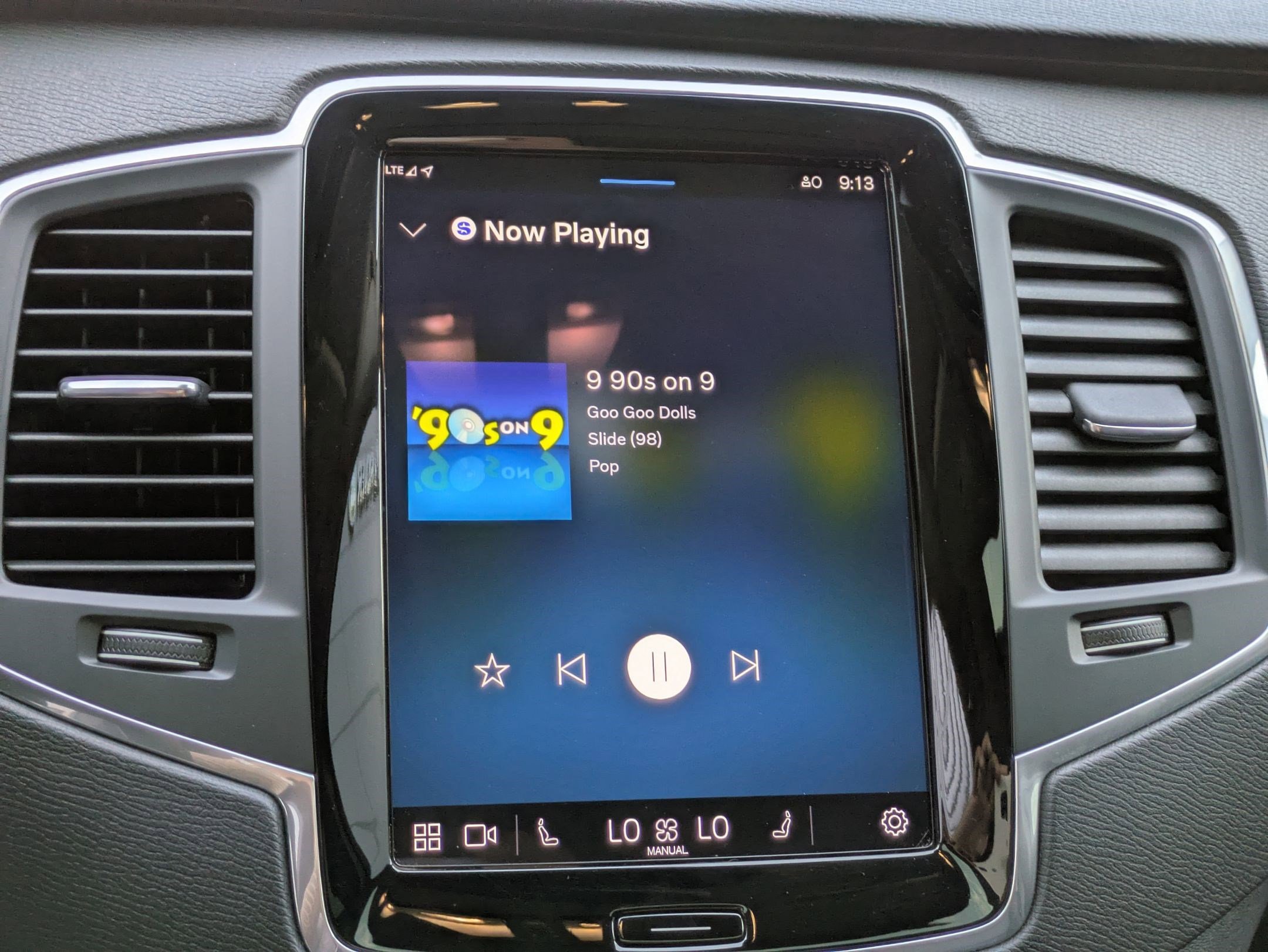 2025 Volvo XC90 Core photo 18