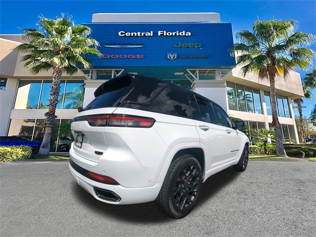 2025 Jeep Grand Cherokee Summit photo 2