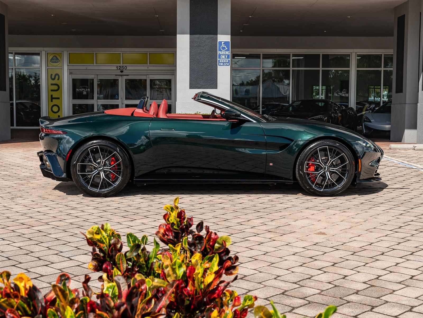 2021 Aston Martin Vantage photo 7