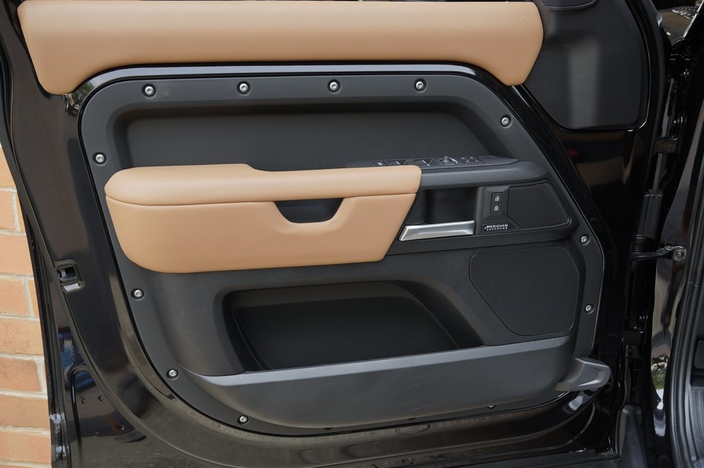 2025 LAND ROVER DEFENDER - Image 9