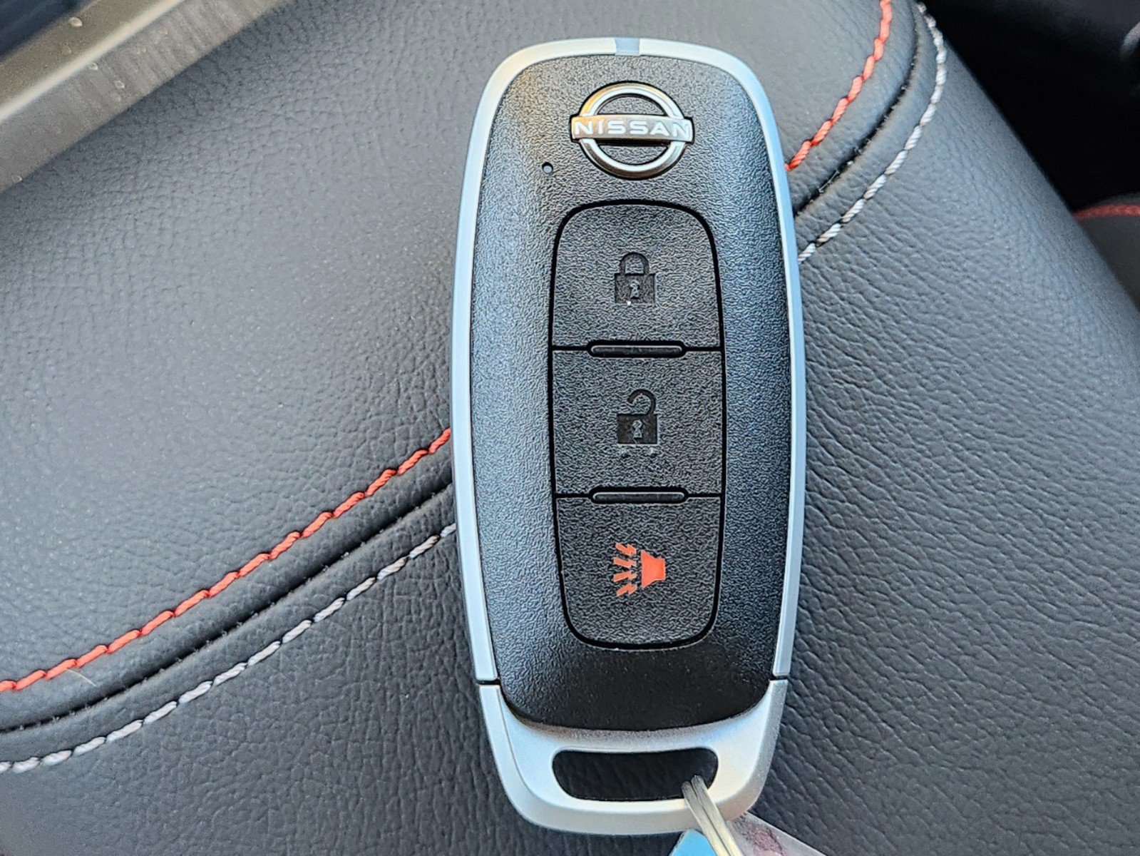 2025 Nissan Kicks SR photo 18