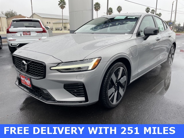 2024 Volvo S60 Recharge T8 AWD Core photo 3